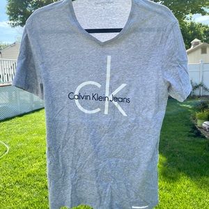 GREY CALVIN KLEIN V-NECK T-SHIRT